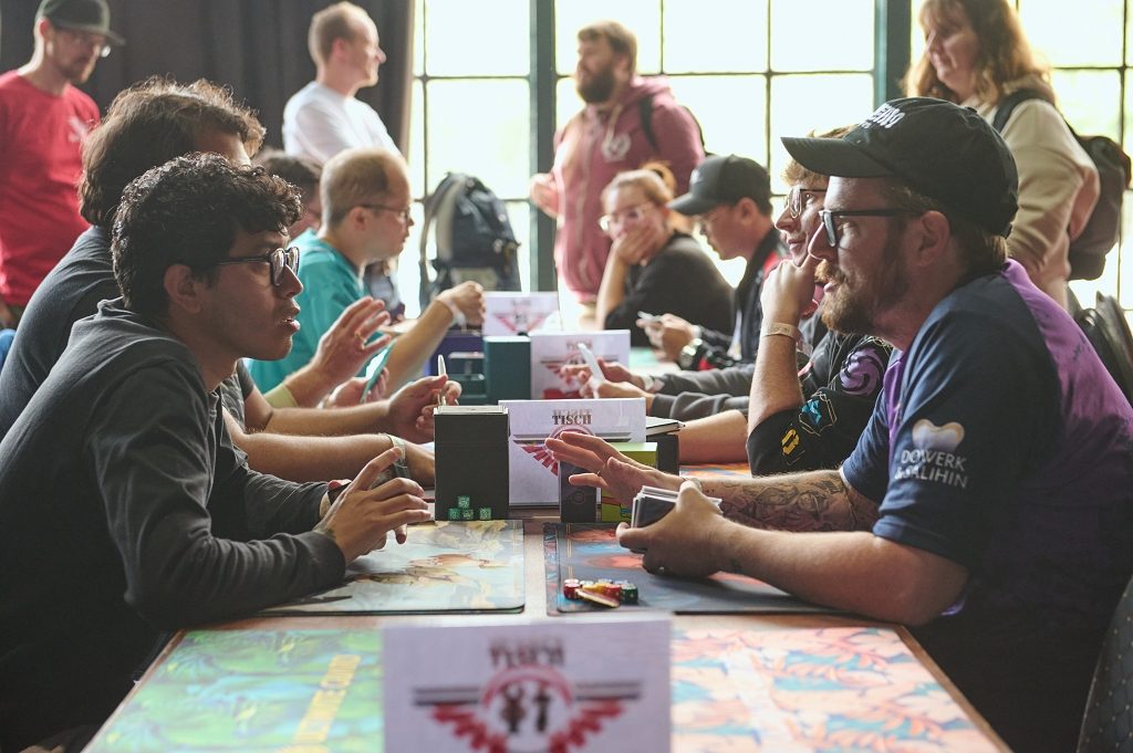 Volle Spieltische in der TCG Zone der HiroCon 2025